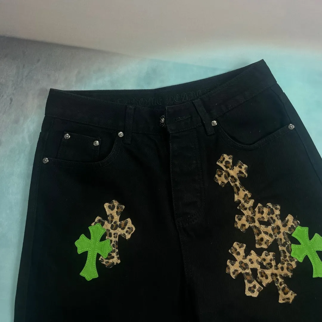 🅿️270 🔘Style No.-KL133 🔘Cro Heart𝐂𝐡𝐫𝐨𝐦𝐞 𝐇𝐞𝐚𝐫𝐭 Matty Boy Sex Records Series Limited Edition Leather Leopard High Street Workwear Jeans* [Same style as Wu Jianhao and Bian Baekhyun] Crocodile Heart CH Jeans are the pinnacle of craftsmanship. The birth of each pair of pants must first be washed and then dismantled. The craftsmen use their superb craftsmanship to cut the sheepskin into a cross shape by hand, stitch it carefully stitch by stitch, and then re-piece it together. The process is too complicated to describe. As long as you hold it in your hand, you can intuitively appreciate the top-notch texture that hits you. That kind of good-looking, no need to say much, you can know it at a glance. The fabric is made of thick beaded canvas. After heavy washing, the texture of the upper body is greatly improved, the unique texture appears naturally, and the trousers are straight, showing the wearer's ability and coolness. The whole trousers use three-dimensional cutting technology and strictly follow ergonomics. Both the visual appearance and the wearing experience are impeccable. From details to accessories, these jeans are also exquisite. The hardware is strictly customized according to the ZP original version, with high quality, strong and durable; the customized small leather label design is unique and highlights the high-end positioning of the brand. After being washed, the originally thick beaded canvas not only feels soft and skin-friendly, but also has excellent breathability, providing the wearer with all-day comfort. The pants are made of fine workmanship, and every trace is neat and detailed. From the overall design to the details, they all show a simple yet exquisite style. They are worthy of being a classic among Croxin's many items.  Size: S M L XL XXL (28.30.32.34.36) Color: Black